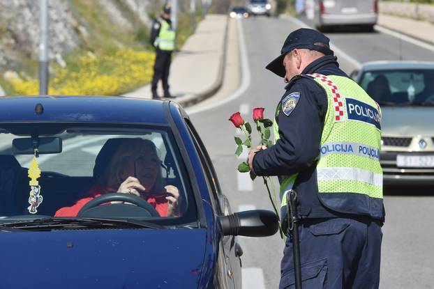 Šibenski policajici pripadnice ženskog spola u prometu darovali ružama