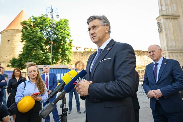 Zagreb: Premijer Plenković se sastao sa zagrebačkim nadbiskupom Draženom Kutlešom i obišao katedralu