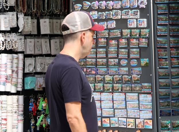 Šibenik: Ponuda suvenira u suvenirnici