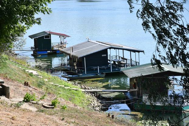 Slavonski Brod: Splavarska ulica jedinstvena je u Hrvatskoj, uz Savu se niže stotinjak splavova