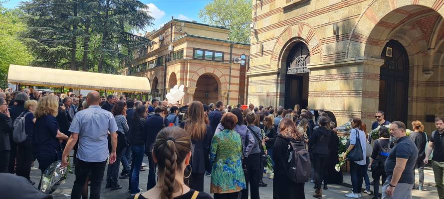 Rodbina i prijatelji oprostili se od djevojčica ubijenih u školi