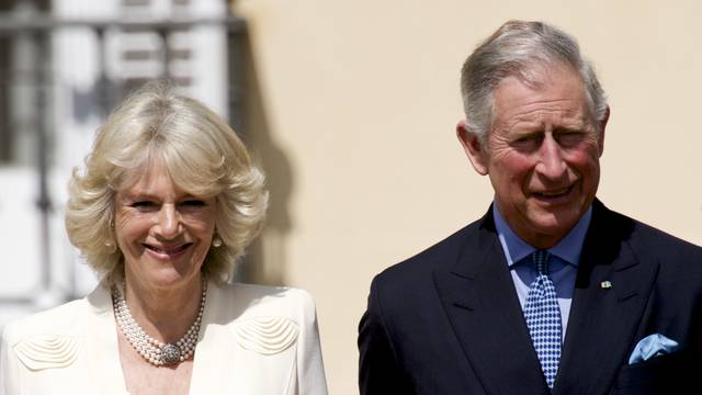 Sve spremno za kraljevski par: Princa Charlesa nemojte grliti