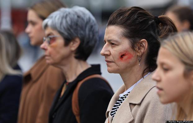 Zagreb : Na Trgu bana Josipa Jelačića, održao se kratak i snažan performans posvećen borbi protiv obiteljskog i rodno uvjetovanog nasilja