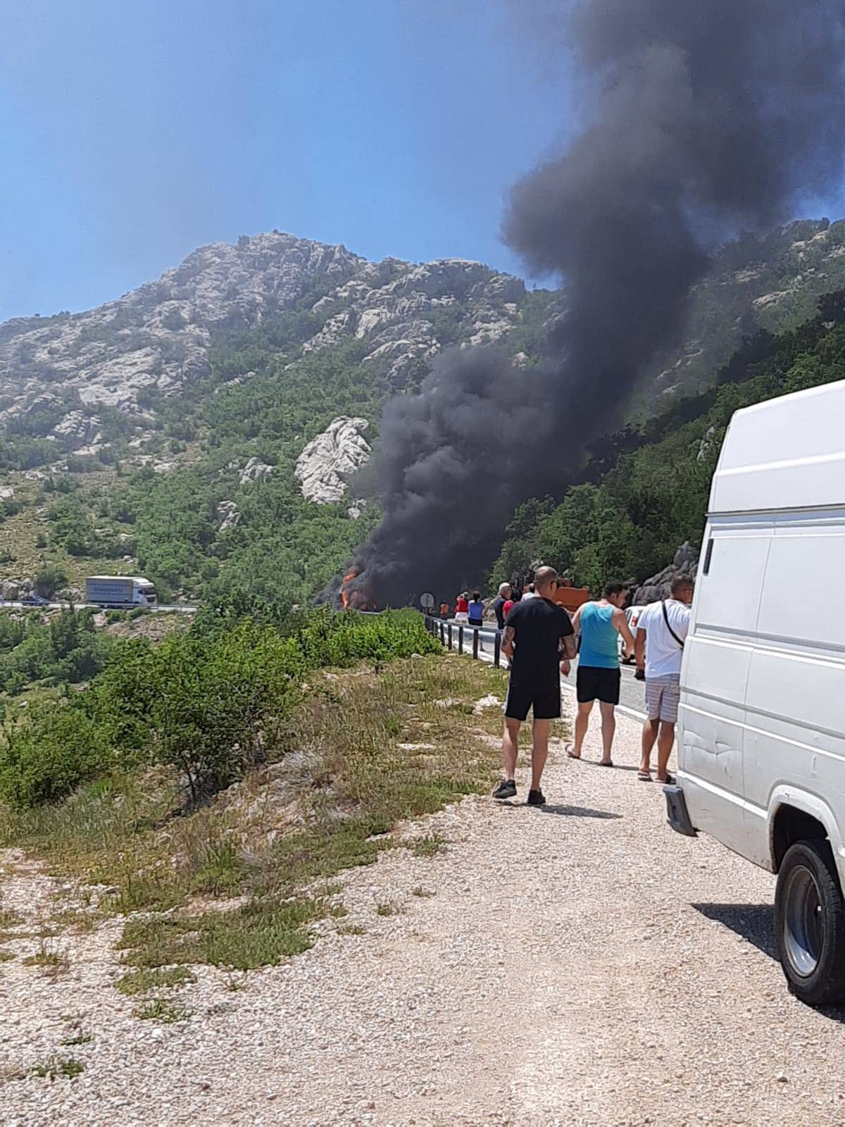 Zapalio se traktor na cesti D1, gori između Gračaca i Obrovca...