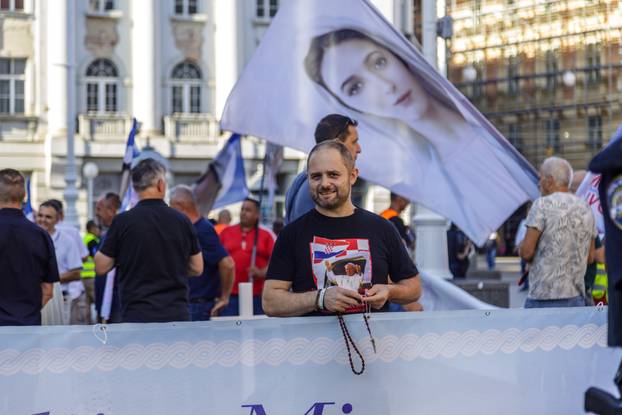 Zagreb: Molitelji se ponovno okupili na Trgu bana Josipa Jelačića i molili za predbračnu čistoću i čednost