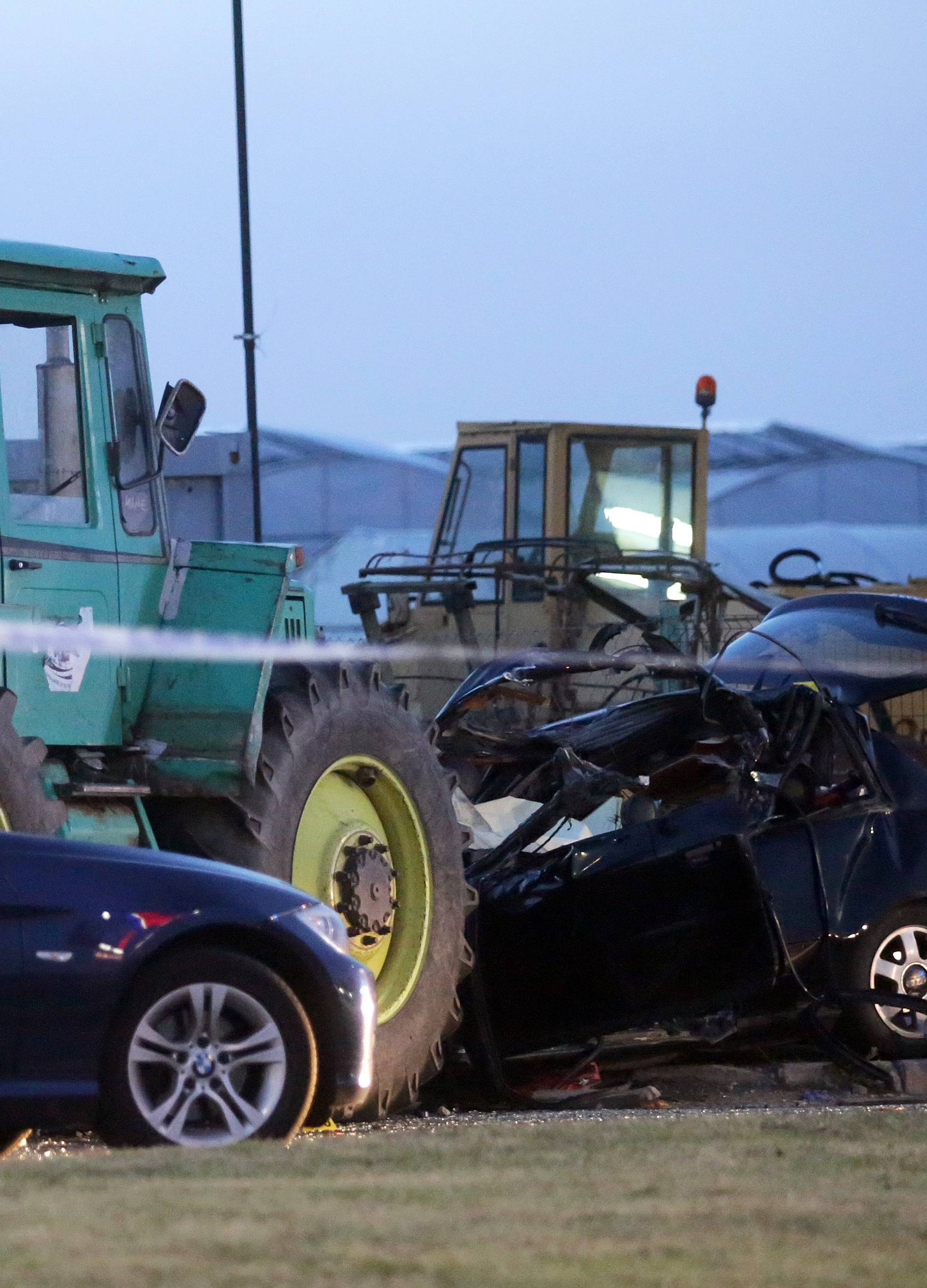 U sudaru dva automobila i traktora poginuli su otac i sin