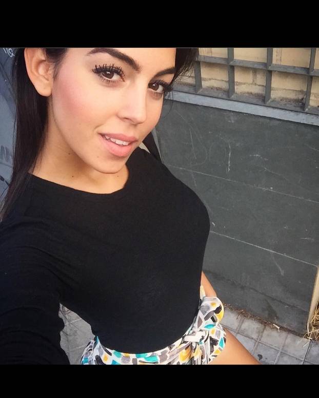 Od prodavačice do zaručnice u vrućim tangicama: Evo kako se Georgina mijenjala kroz godine