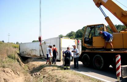 Đurđevac: Vozač teglječem sletio u jarak u oštrom zavoju 