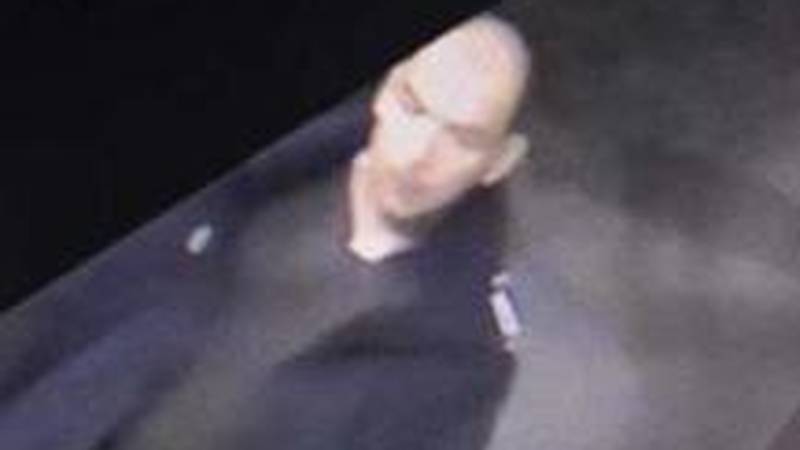 Policija traži ovog čovjeka zbog razbijenih automobila u Puli