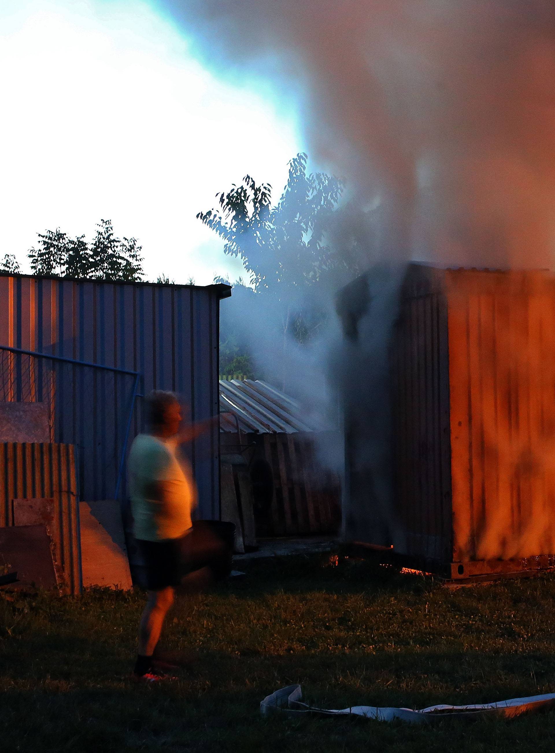 Građane je zabrinuo gust dim: Na Jarunu se zapalio kontejner