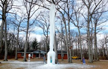 U dvorištu napravili ledeni stup visok 13 metara 