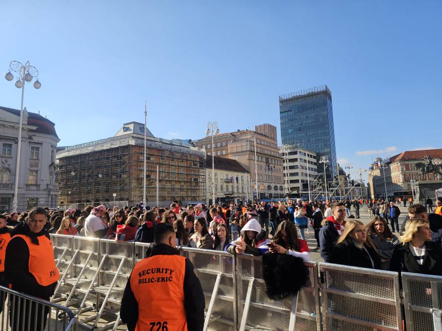 Deseci tisuća ljudi dočekali su srebrne! Trgom se orile pjesme, navijači zapalili desetak baklji