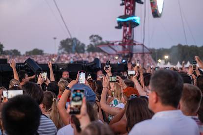 FOTO Ed Sheeran bacio publiku u trans, napravio spektakl na zagrebačkom Hipodromu