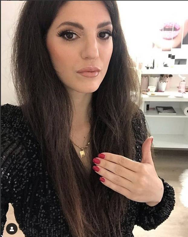 FOTOGALERIJA Nizala je hitove pa nestala s estrade. Evo gdje je danas Tina Vukov i čime se bavi