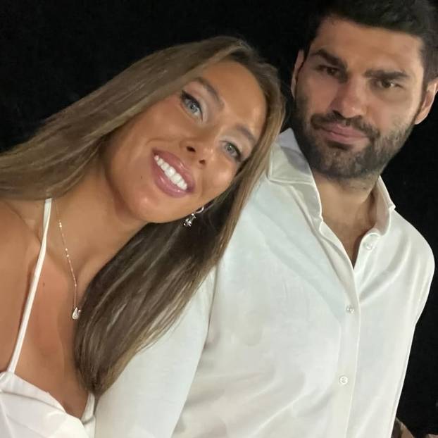 FOTO Ovo je ljepotica koja je osvojila srce Filipa Hrgovića. Od početka stoji uz 'El Animala'...