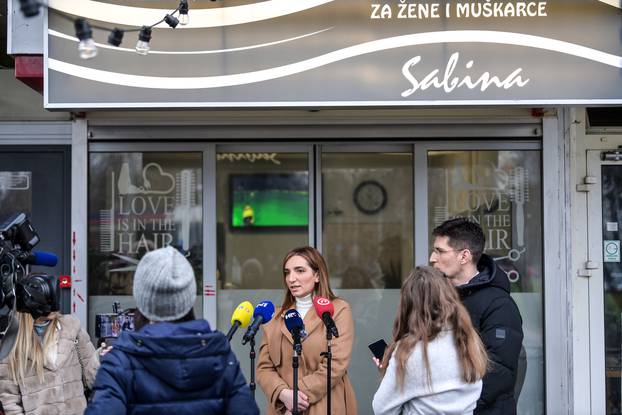 Zagreb: Konferencija za medije Zvonimira Troskota s vlasnicom frizerskog salona koja je kažnjena zbog povećanih cijena za 30 centi