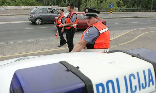 Autom prošla kroz crveno, ozlijedila djevojčicu i bebu