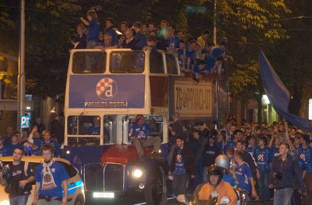 ARHIVA - Nogometaši Dinama na Trgu bana Jelačića s navijačima proslavili naslov prvaka Hrvatske, 19.05.2007.