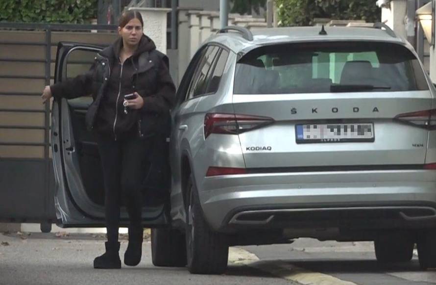 Ovako izgleda samozatajna kći Zdravka Čolića: Vozila tatu po gradu, uhvaćena bez šminke