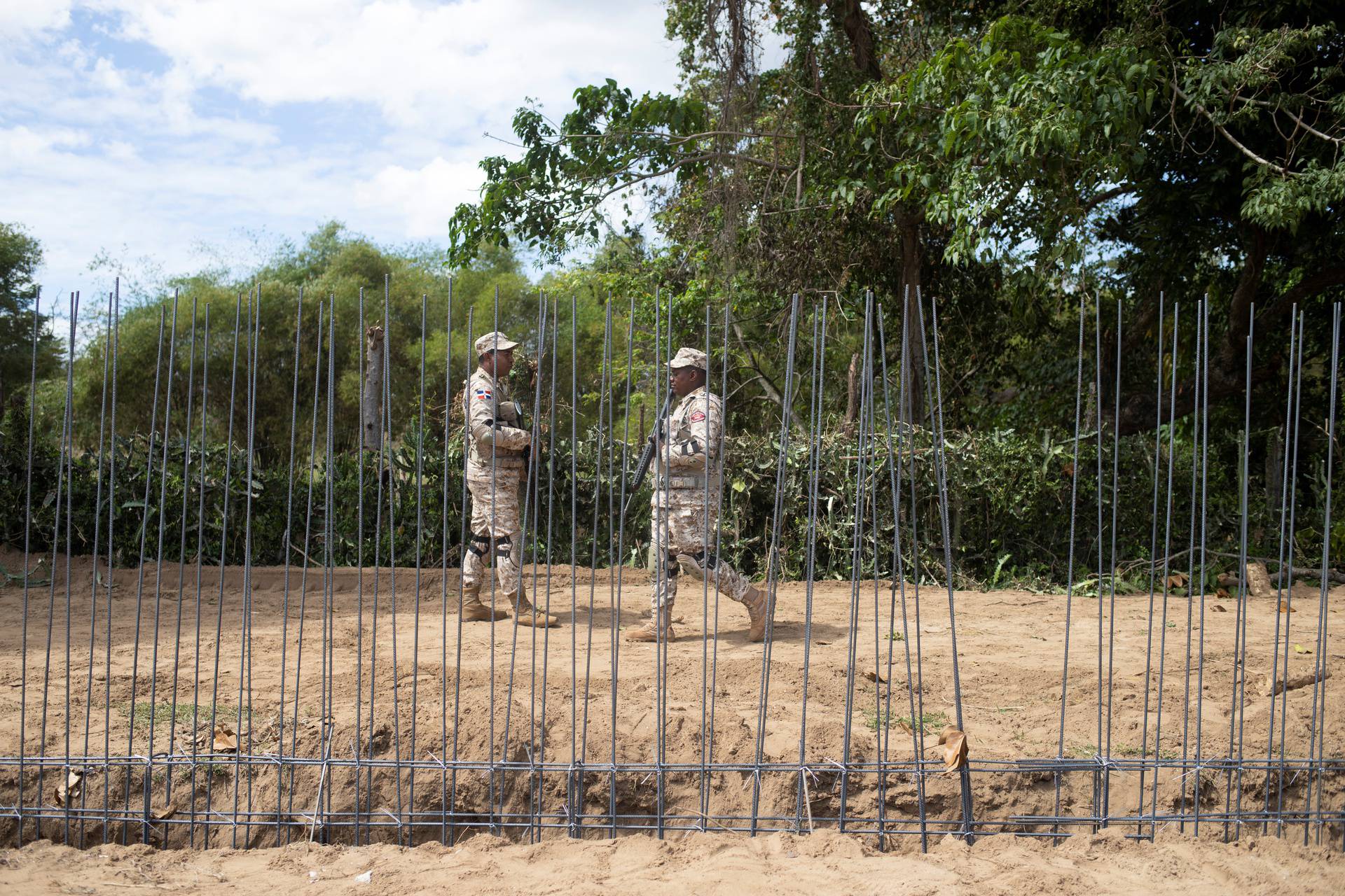 Dominican Republic builds a border wall with Haiti