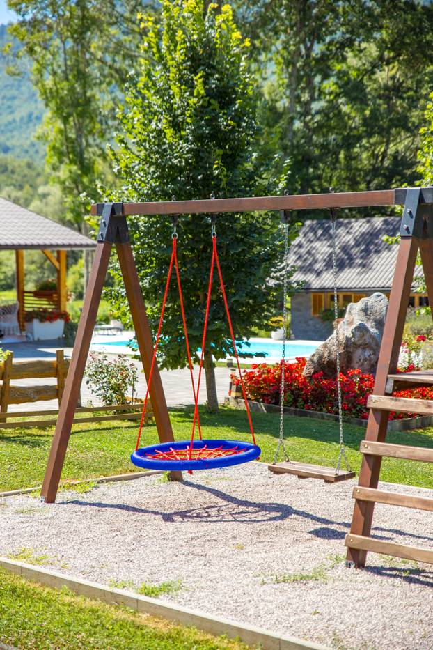 FOTO Kuću za odmor Mali Medo kod rodnog sela Nikole Tesle u Lici okružuje pravi prirodni raj