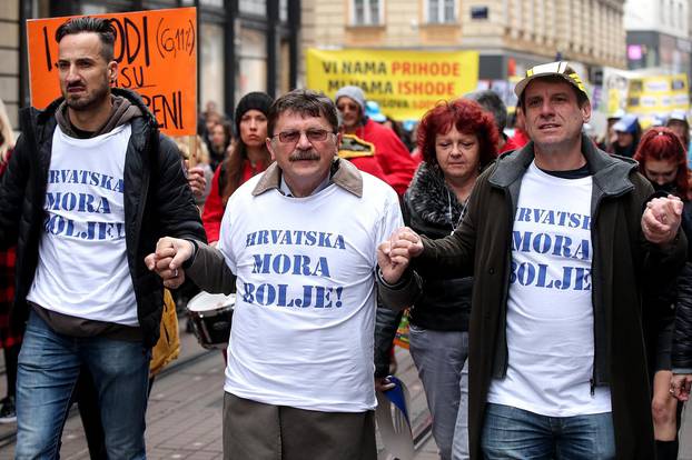 Zagreb: Tisuće učitelja stiglo je na glavni gradski Trg