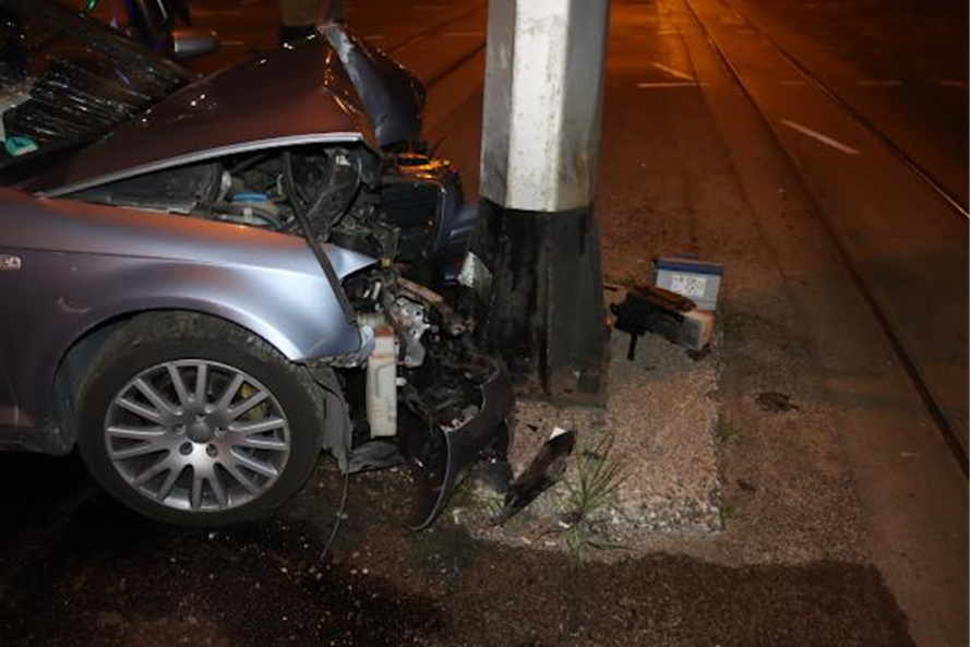 FOTO Krš i lom na Trešnjevci: Promašio Selsku i udario u stup