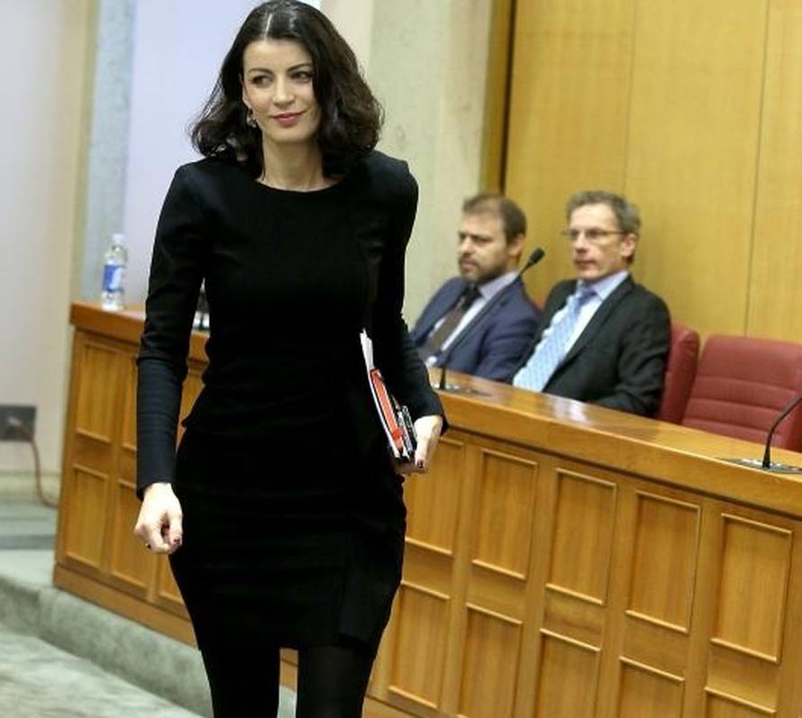 Ovo je matičarka iz Knina kojoj je Rimac sređivala ispit. Uspjela ga je pasti. Sad se nagodila