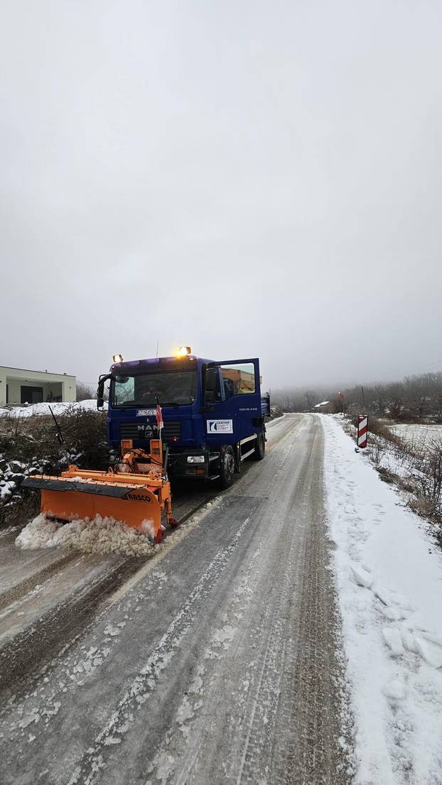 FOTO Snijeg pao i u Splitu! Bijeli se i autocesta u okolici grada: Pogledajte prizore iz Dalmacije