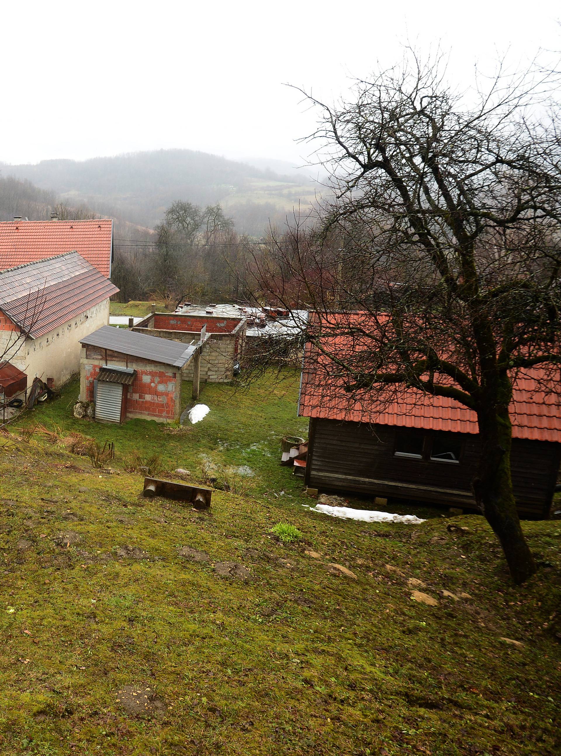 Zemlja je zatrpala traktor kraj Požege, vozač se jedva spasio