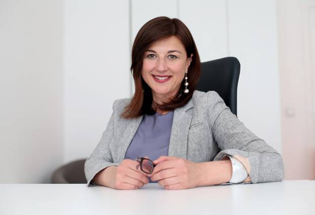 Što nosi Sanja Musić Milanović? Dizajnerski nakit, sunčane od 130 eura,  odjeća sa sniženja...