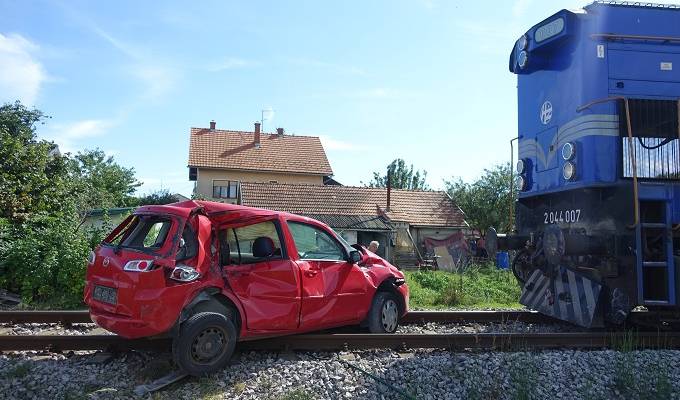 Vlak udario u auto i vukao ga 100 m na pružnom prijelazu