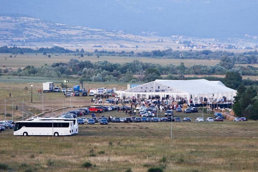 Čaić: Katarina i Mate Rimac dolaze svadbenu proslavu u žutoj Neveri