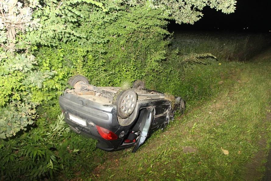 Pijan se zabio u auto, vozačica (45) završila na krovu u kanalu