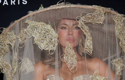 Kate Beckinsale umjesto haljine nosila raskošan veo: Naglasila vitku figuru u izazovnom bodiju