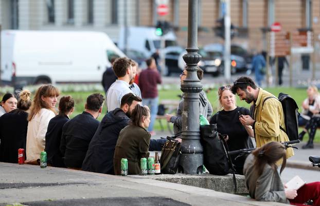 Zagreb: Mladi se okupljaju oko Hrvatskog narodnog kazališta