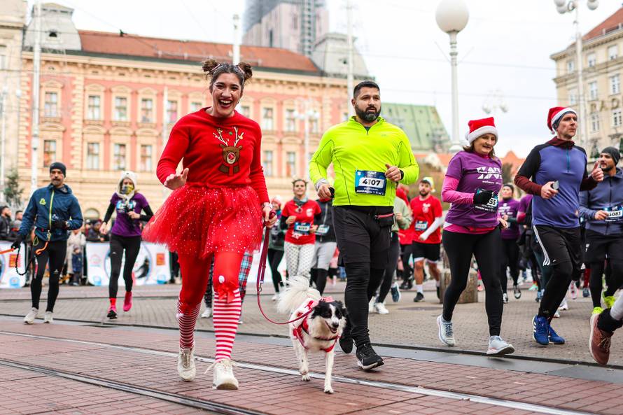 Natjecatelji Zagreb Advent Runa prolaze Trgom bana Josipa Jelačića