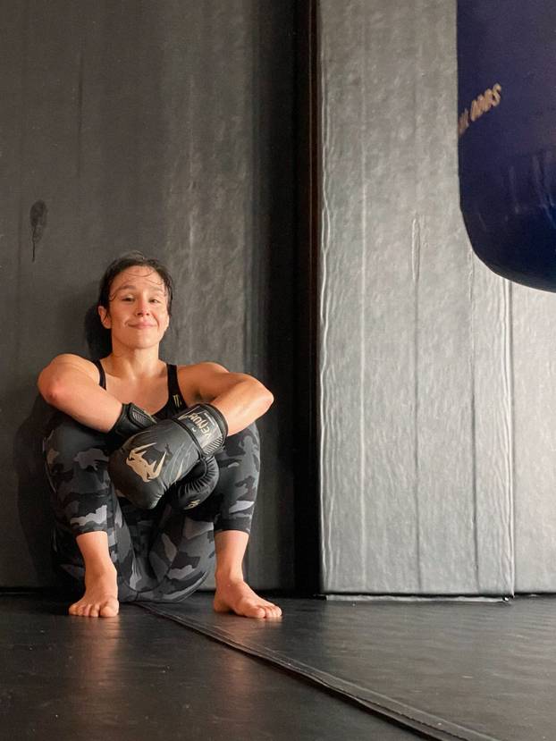 JEZIVE SCENE U UFC-u: Borkinja izgubila svijest nakon brutalnog nokauta! Pobjednica se molila