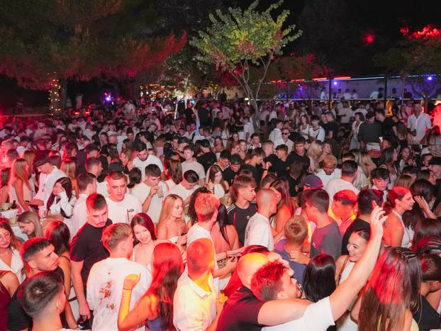 FOTO Maja Šuput nastupila je u Vodicama, evo što je u publici radio Šime: 'Ova je za tebe!'