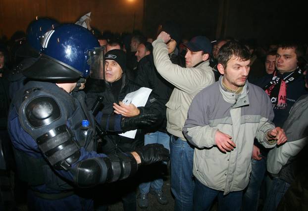 ARHIVA - Zagreb: Prosvjedi diljem zemlje zbog uhićenja Gotovine, razbijen i prozor na zgradi Vlade