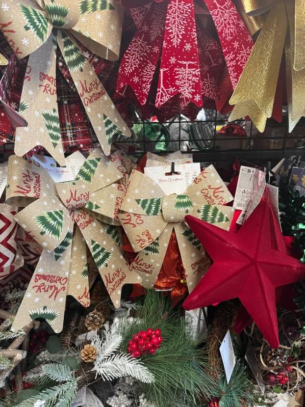 FOTO Trgovci su izvukli božićne ukrase! Pogledajte što se nudi, snježne kugle idu i za 74 eura...