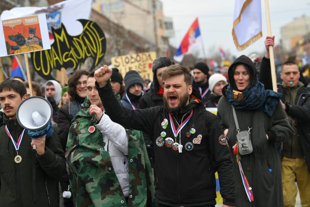 FOTO Ljuti studenti na prosvjedu u Srbiji: 'Svakog se trenutka očekuje da će pasti...'