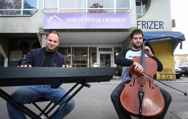 Svira pred domom za starije i uveseljava ih: 'Zovu da dođem češće, uživaju u mojoj glazbi...'