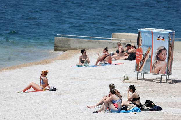 Na šibenskoj plaži Banj nekoliko osoba se sun?a