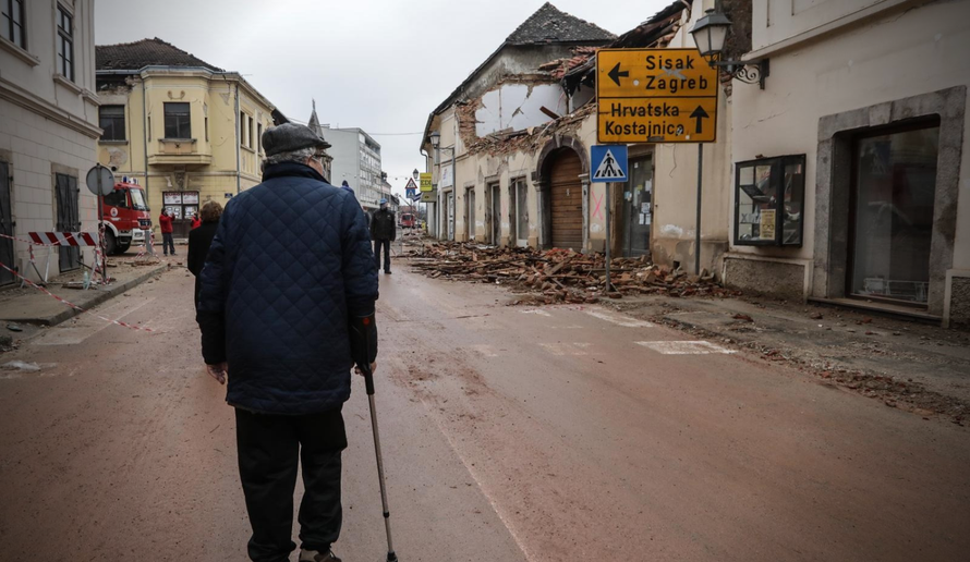 Došli, poslikali se, otišli: Ljudi su tjedan dana čekali Stožer