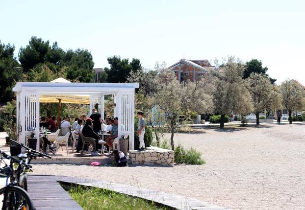 Brodarica: Sun?an dan za ugodna druženja i sun?anja na Rezalištu