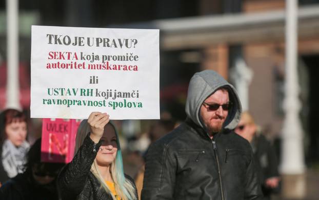 Zagreb: Molitelji krunice na Trgu bana Jelačića