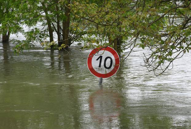 Vodostaj Kupe u Sisačko-moslavačkoj županiji je u opadanju