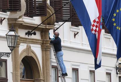 Rupe od rafala i u fasadi Vlade