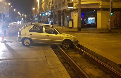 Zagreb: Auto na tračnicama